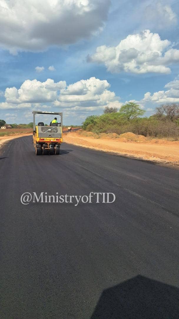MinistryofTID's tweet image. #RoadUpdate 
Surfacing is now underway on the Murewa-Madicheche Road. We are paving the way for a smoother, safer, and more connected community. Stay tuned for more updates!

 #RoadConstruction #InfrastructureGrowth #KilometerbyKilometer #Progress