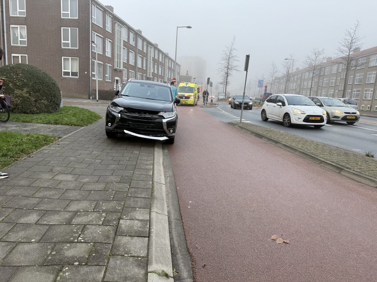 Gewonde bij aanrijding tussen auto en scooter in Leeuwarden