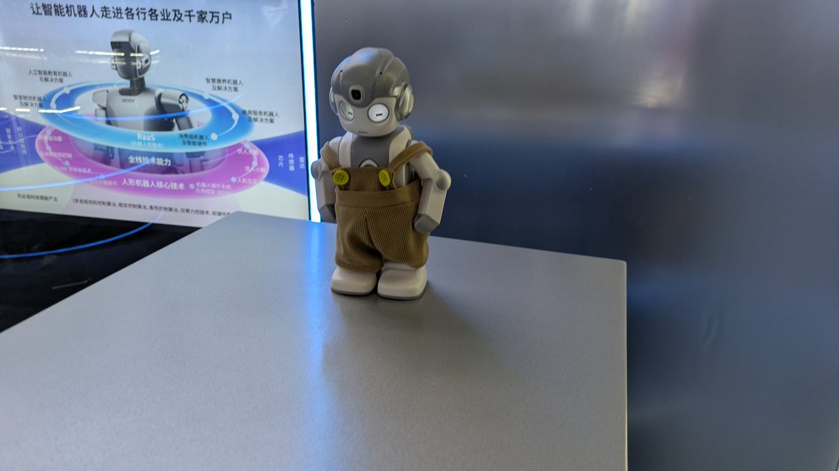 ZappyZappy7's tweet image. ロボティクスをより深く理解するための旅
3社目はUBTECH
Walker S2のバッテリー交換は見応えあったが、教育ロボットのAlpha Mini 2が可愛くて欲しくなった
録画した動画は帰国後にアップ

#humanoidrobot #Education #service #manufacturing #Logistics #shenzhen #UBTECH