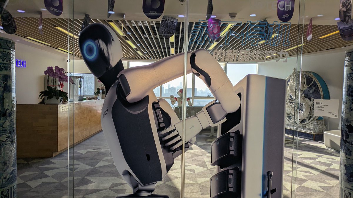 ZappyZappy7's tweet image. ロボティクスをより深く理解するための旅
3社目はUBTECH
Walker S2のバッテリー交換は見応えあったが、教育ロボットのAlpha Mini 2が可愛くて欲しくなった
録画した動画は帰国後にアップ

#humanoidrobot #Education #service #manufacturing #Logistics #shenzhen #UBTECH