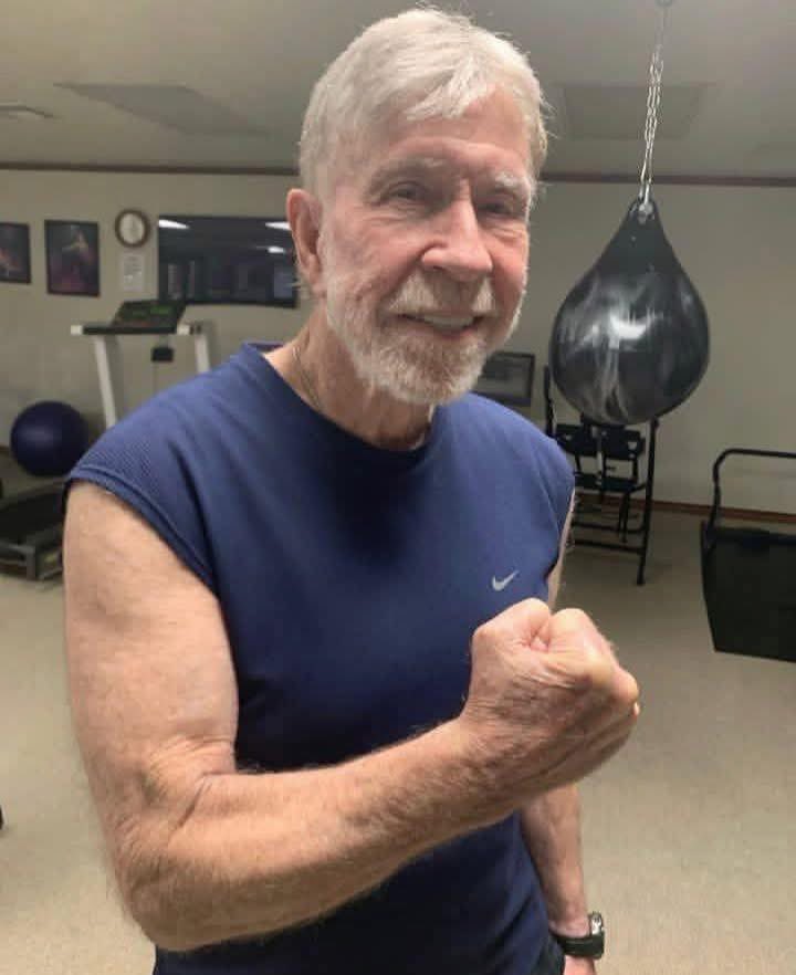 cinefiliacult's tweet image. 85 años tiene el bueno de Chuck Norris. Poca broma como luce💪🏼❤️