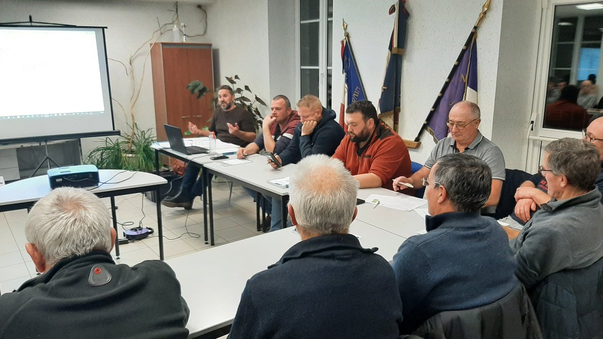 [#Syndical] Hier soir en réunion syndicale, autour de <a href="/FauconBenoit/">Benoît Faucon</a>, les adhérents <a href="/fdsea53/">FDSEA53</a> de #Preenpail et #Couptrain ont échangé sur la situation sanitaire #FCO #DNC, les suites données aux passages de grêle, la charte des contrôles... <a href="/FNSEA/">La FNSEA</a>