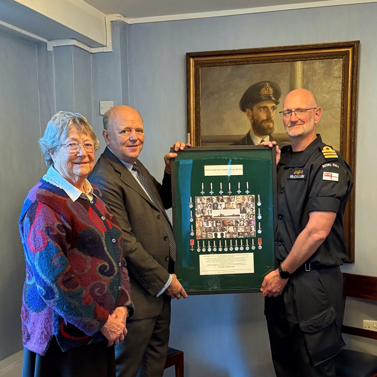 RoyalNavy's tweet photo. Personnel at @HMS_Raleigh were reminded of sacrifices by #WW2 submarines thanks to relatives of HMS Triumph's crew.

Historian and author Gav Don presented a medal board – depicting decorations won - during an evening spotlighting the lost sub.

https://t.co/AXAiAMIKhB https://t.co/OAd5FjsDTi