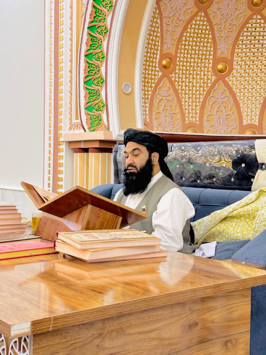خبرتيا: 
استاذ محترم شیخ الحديث والتفسير حضرت مولانا مفتي نجيب الله منيب صاحب نن د ماخستن د لمانځه ورسته هم درس شروع کوی 😘