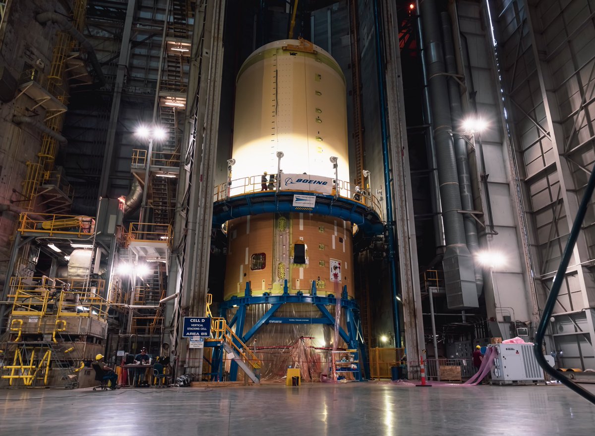 AsgardiaSpace's tweet photo. The Artemis III SLS core stage is taking shape. LOX tank and intertank are joined, forward skirt comes next. It’s the last Block 1 core before Block 1B takes over with EUS in Artemis IV.
#ArtemisIII #SLS #NASA #MoonMission #RocketAssembly https://t.co/jVIvCd8RAq