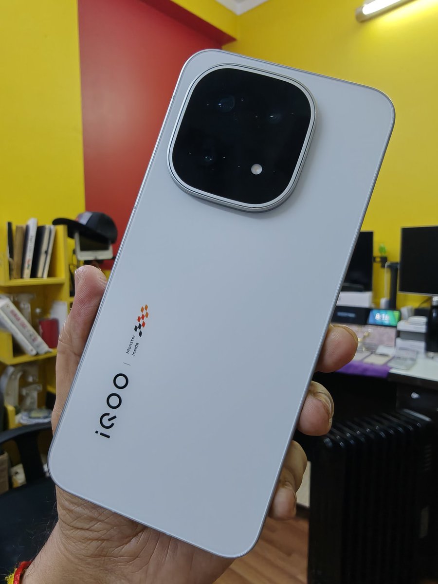 abhishek's tweet image. iQOO 15 is such a good phone with a &apos;bad=high&apos; price tag. 

I wonder no phone wants to be a flagship killer anymore. 

Because flagship killer means = flagship specs, but more value for money with aggressive price.

Does this mean iQOO as a brand has landed? 

Your thoughts?