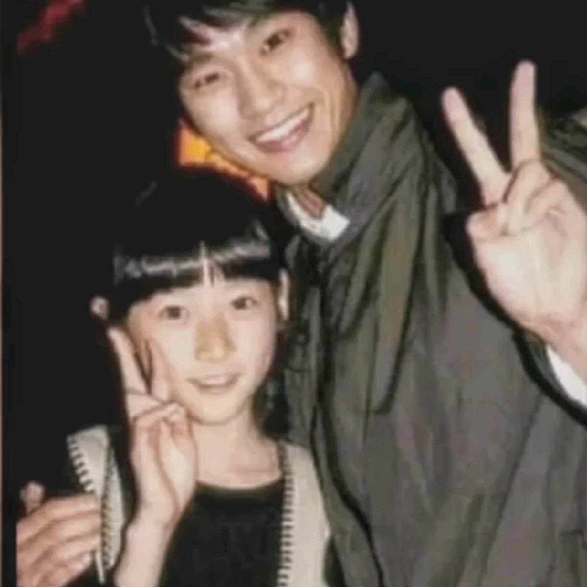 lin2002a's tweet image. Women who defends  this pedophile and groomer man, need to rethink their values bc doing all of this for a man that doesn’t even know you