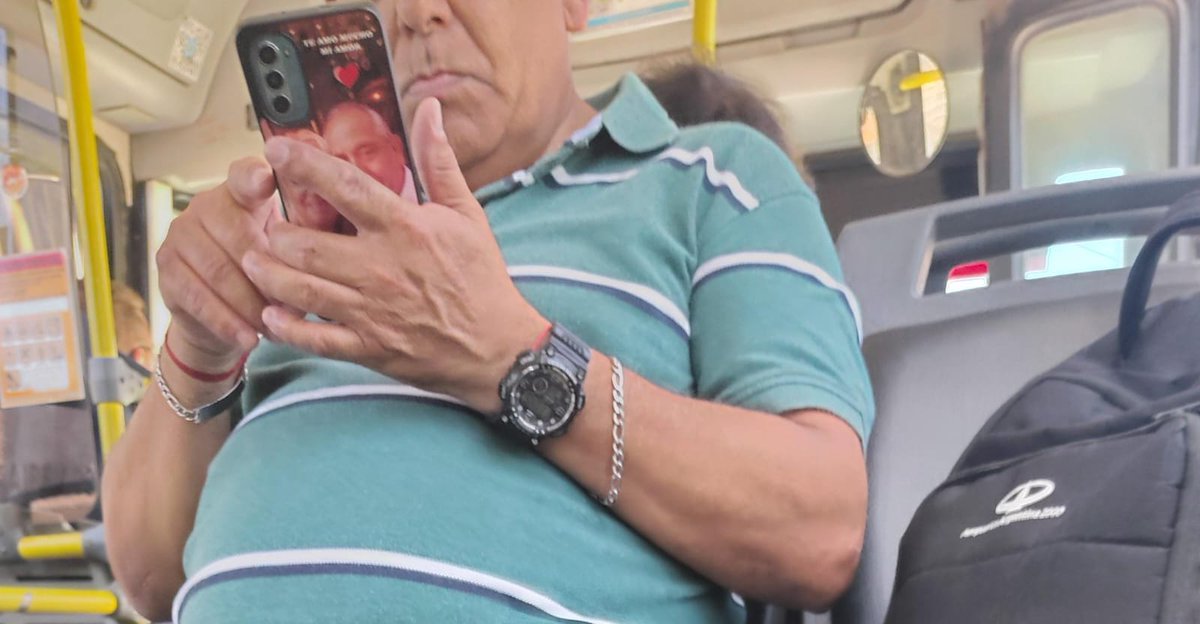 hoy en el 306 vi a un señor q tenia de funda una foto con la mujer y un "te amo mi amor"

a vos no te quieren ni matchear el nick del lol