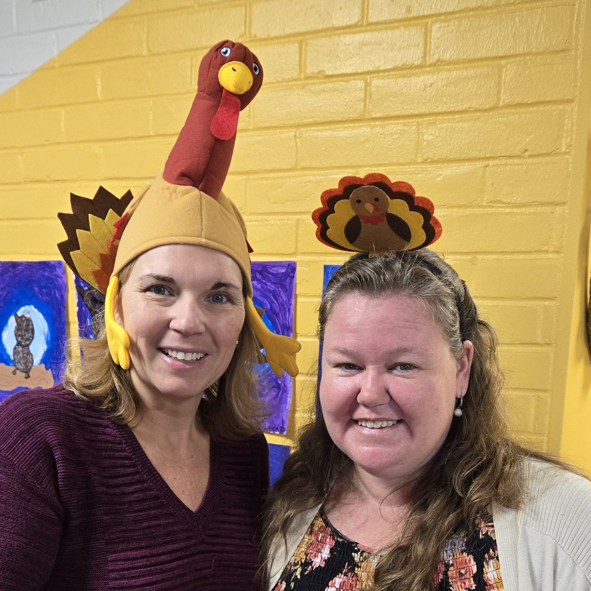 HFFMCSD's tweet image. Gratitude Rolling In!
The #HFFMPTP surprised our #FMES staff with a Gratitude Cart full of treats and smiles—and even popped into #HFIS on Monday with more goodies! Thank you for spreading joy and showing our team how valued they are. 💛💙

#HFFMCSD #GratitudeCart #ThankYouPTP