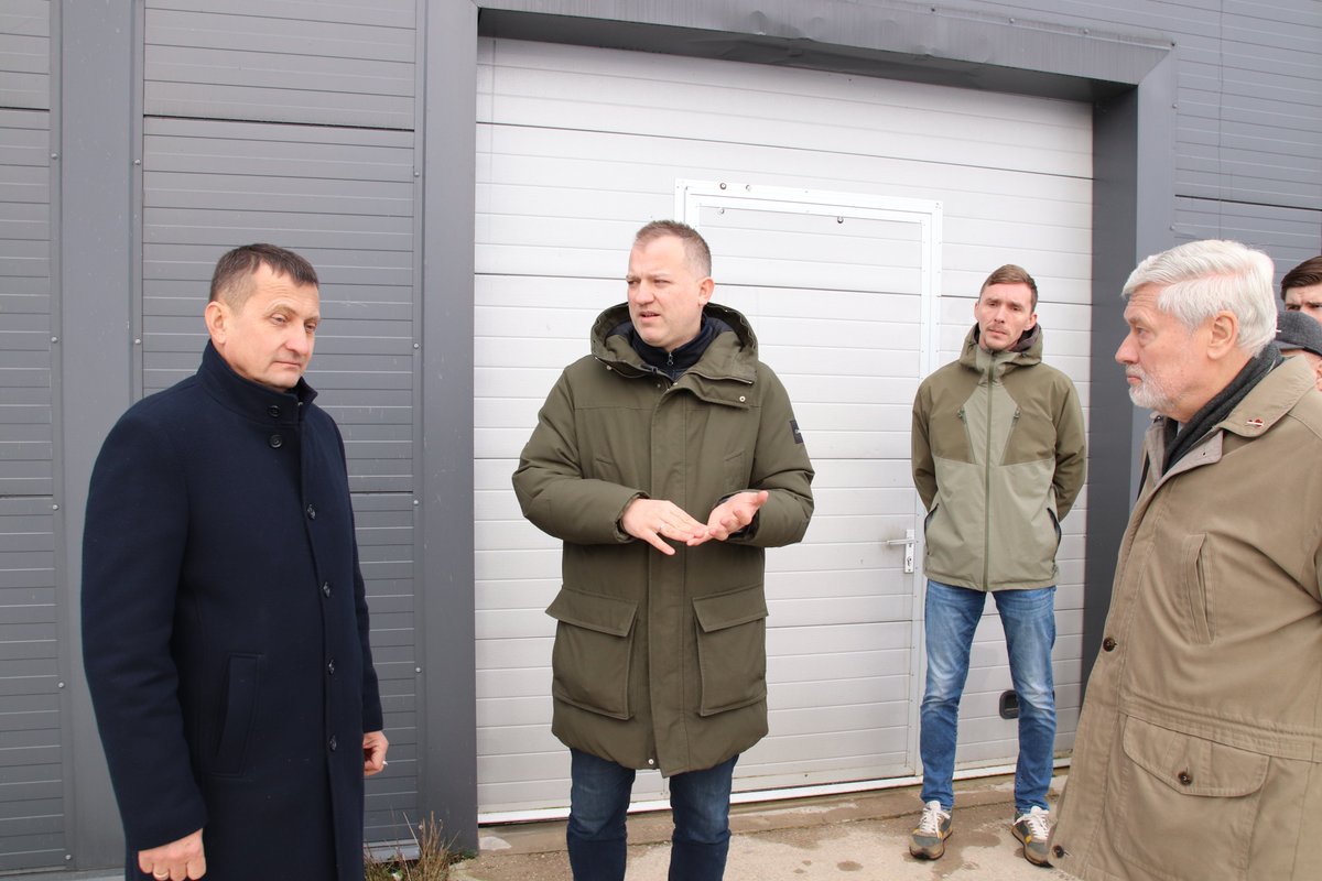 🐟 Akvakultūrai Latvijā ir lielas izaugsmes iespējas un spēcīgi uzņēmēji, pārliecinājās zemkopības ministrs <a href="/ArmandsKrauze/">Armands Krauze</a>, apmeklējot SIA "Blue Circle", kas pilnā dzīves ciklā recirkulācijā audzē gardās un uztura ziņā augstvērtīgās arktiskās palijas ar zīmolu "Zivis uz ledus".🇱🇻