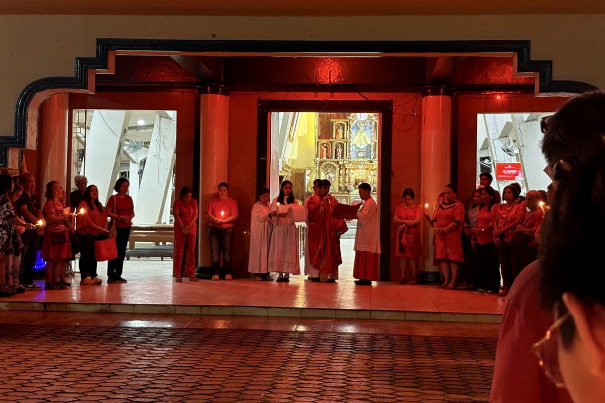 cbcpnews's tweet photo. A priest leads parishioners in prayer for persecuted Christians during the #RedWednesday observance outside the Cathedral Parish of Our Lady of the Holy Rosary in Naval, Biliran, on Nov. 26, 2025. | 📷 Naval Cathedral https://t.co/1NPKzUbir2