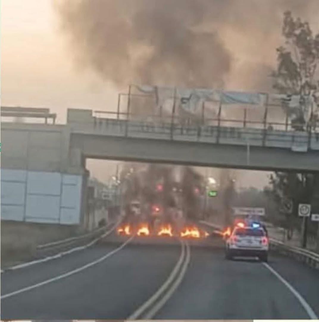 JCSanchezSAGA's tweet photo. Hay que estar al pendiente de todas las carreteras en los municipios de entradas y salidas de nuestro estado,  endurecen los #bloqueos en #Tlaxcala: la Autopista Tlaxcala– Puebla  queda totalmente cerrada antes de la #caseta de #Zacatelco.

#JcSAGATlx https://t.co/CzUUpp4AwJ