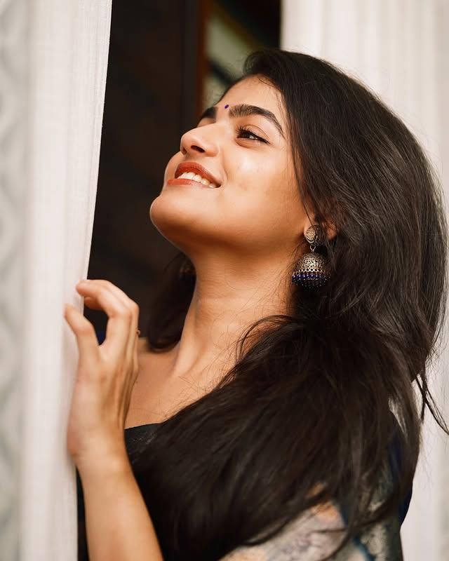 ival_poet's tweet image. ஆணுக்கு சரியாக காதலைச் சொல்லத் தெரியாது...

பெண்ணுக்கு அவன் காதலை முழுதாய் உணரத் தெரியாது...

இது குற்றமல்ல... 
காதலின் சுவாரஸ்யமே முழுமையடையாமல் இருப்பதுதான்...