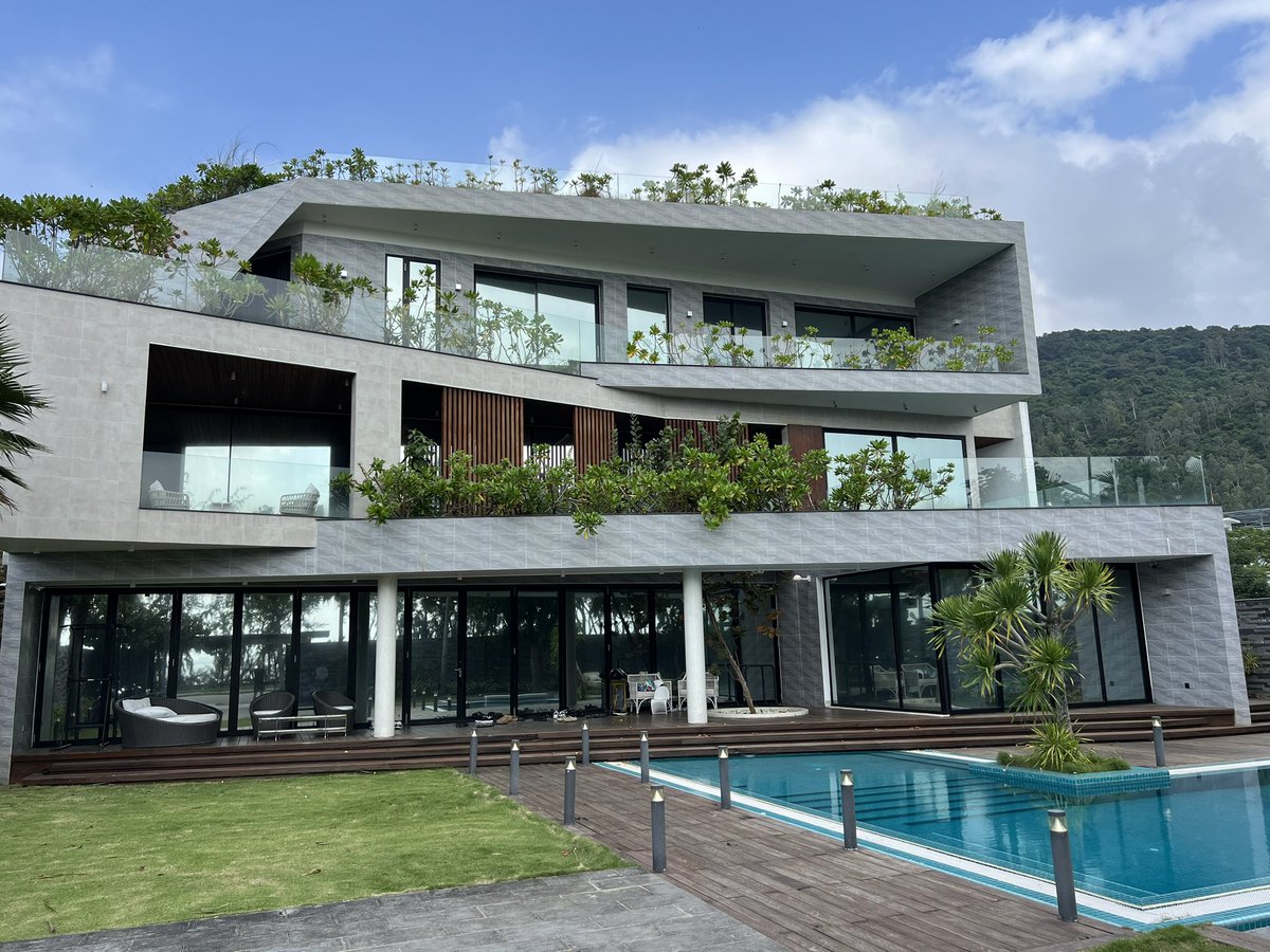 AlexReibman's tweet image. The world’s top indie hackers rented this luxury villa in Vietnam to build AI apps for 30 days straight.

I joined for the final week to see what they cooked.

Here’s the final weekly update before Demo Day at @HackerResidency in Da Nang 🇻🇳 (🧵):