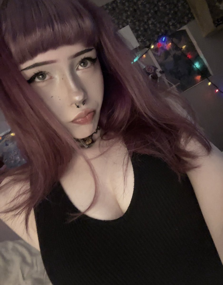 jestergrll's tweet image. can i stare at you like this