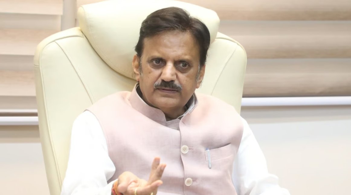 Vishal_aawaj's tweet image. मध्य प्रदेश की राजनीति में उपमुख्यमंत्री राजेंद्र शुक्ला और पूर्व गृहमंत्री नरोत्तम मिश्रा बड़े ब्राह्मण नेता माने जाते है !

ये इतने बड़े ब्राह्मण नेता हो गए है की 
अब इन्हें समाज को लेकर कोई फर्क नहीं पड़ता

फिर चाहे संतोष वर्मा जैसा घटिया IAS अधिकारी ब्राह्मण समाज के बहन…