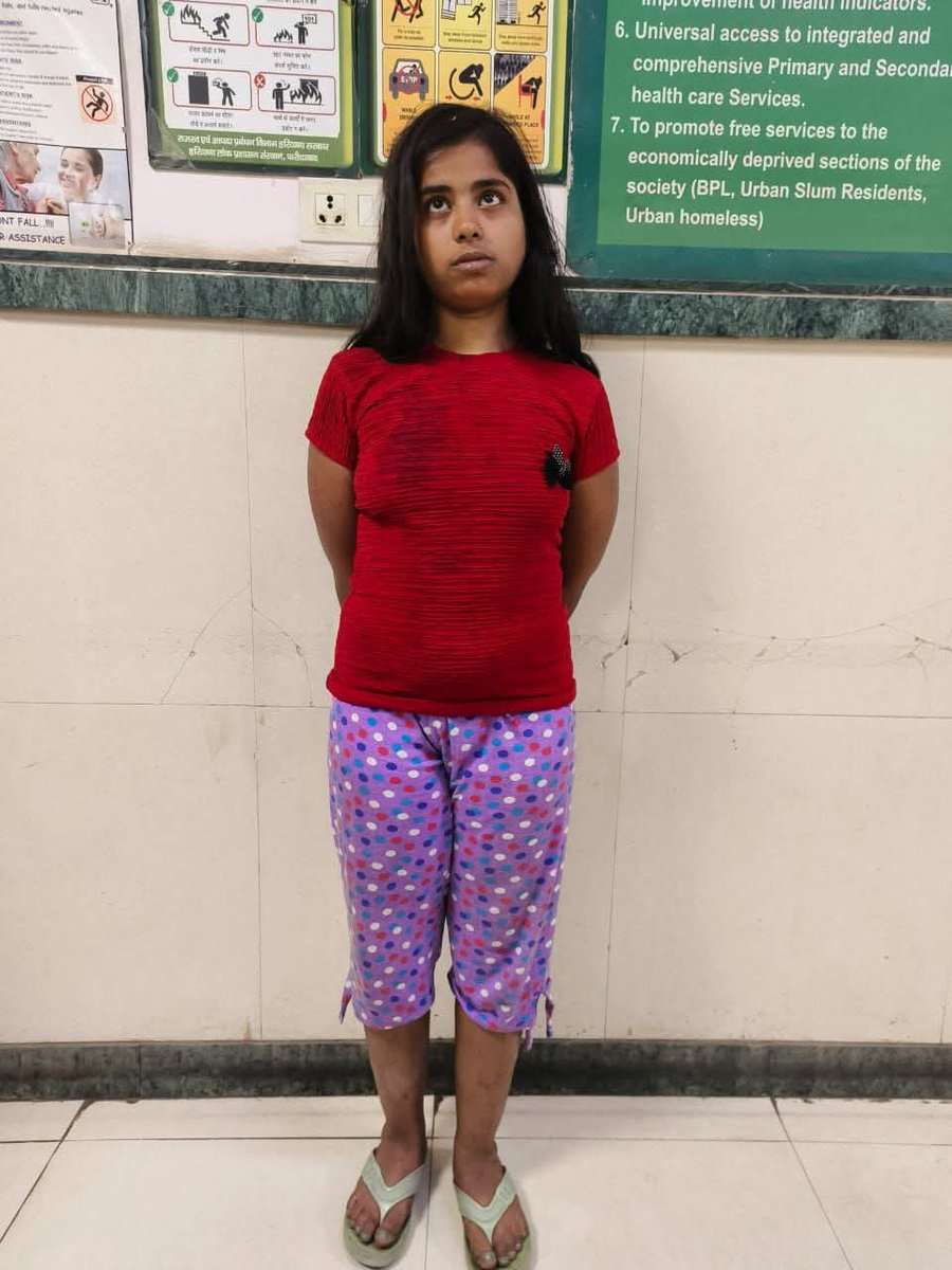 यह बच्ची अपना नाम दीपिका बता रही है व दिमागी रूप से परेशान लग रही है और अपने परिवार का पता नहीं बता पा रही है कोई भी इस बच्ची के परिवार वालों को जानता हो तो मो. न. 9811791212 पर ASI अमर सिंह से संपर्क करें