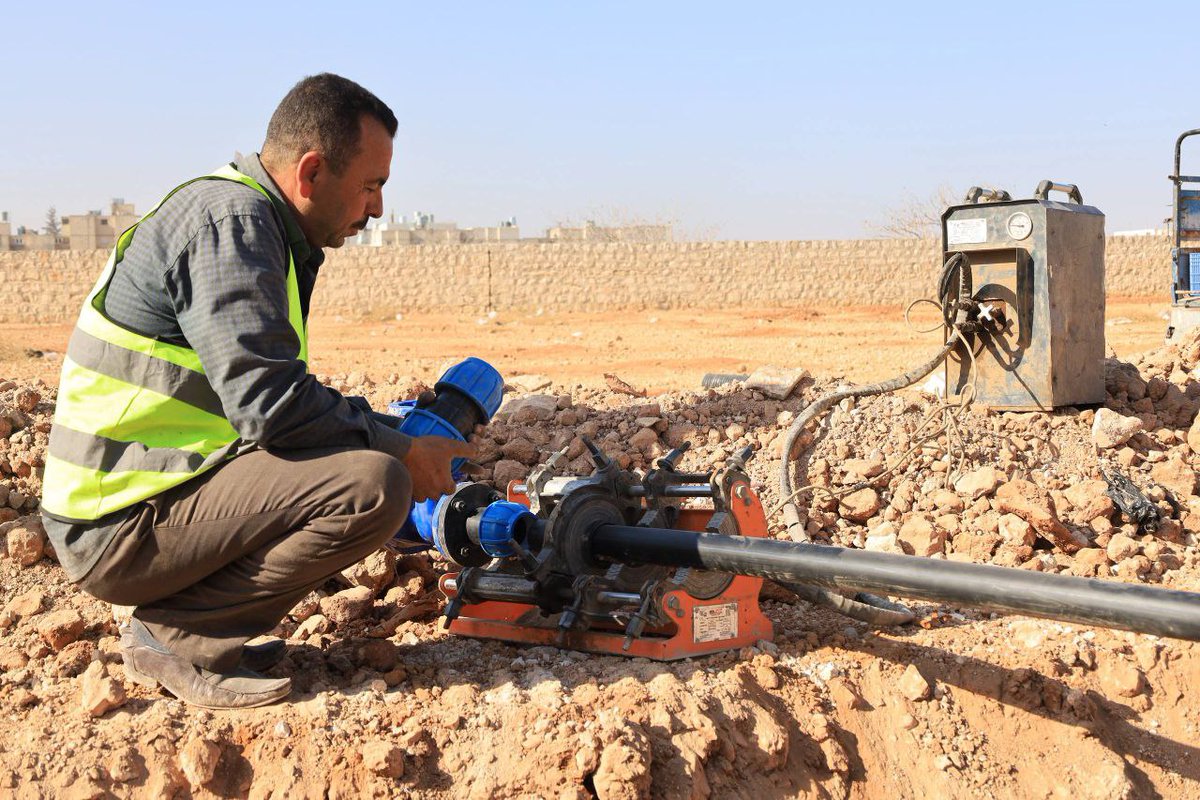 SyrMOfE's tweet image. تحسين الواقع الخدمي في مدينة الباب: توسعة شبكة المياه بدعم من منظمة IYD

تنفّذ مؤسسة مياه الباب وبدعم من منظمة IYD، مشروعاً لتوسعة واستبدال شبكة المياه في المدينة بطول يصل إلى 4 كيلومترات، وذلك في إطار الجهود المبذولة لتحسين الواقع الخدمي وتعزيز وصول المياه إلى الأهالي.