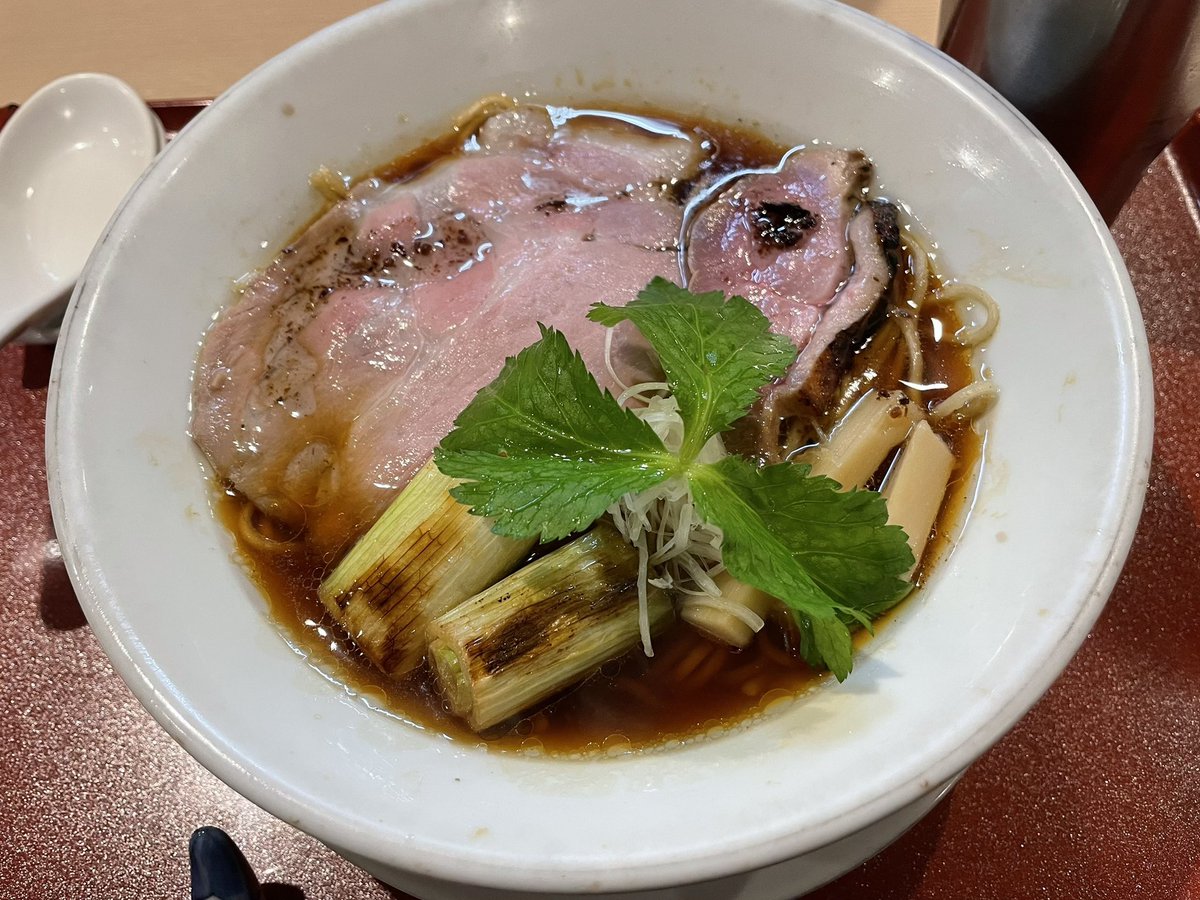 baka1627952's tweet image. ⭐️⭐️🍜25224 「燃えよ麺助」さんの『紀州鴨そば』です。
久しぶりに訪問❣️食べ忘れていた一杯❣️鴨出汁溢れるスープはもうめっちゃ超最高に美味しかった🤤👌💯‼️麺も啜りやすくスープとの相性も抜群❣️レンゲが止まらず、もちろん完飲完食❣️ご馳走様でした😋
#ラーメン
#燃えよ麺助