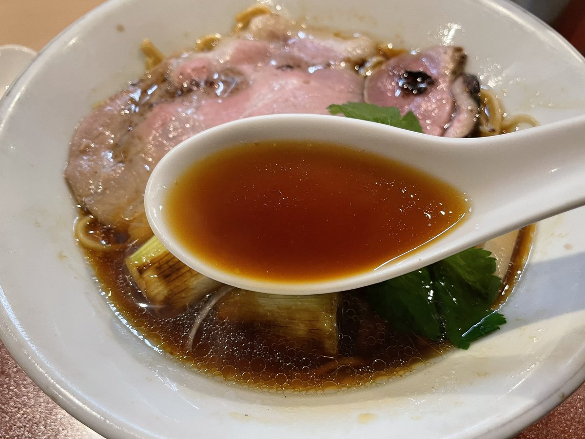 baka1627952's tweet image. ⭐️⭐️🍜25224 「燃えよ麺助」さんの『紀州鴨そば』です。
久しぶりに訪問❣️食べ忘れていた一杯❣️鴨出汁溢れるスープはもうめっちゃ超最高に美味しかった🤤👌💯‼️麺も啜りやすくスープとの相性も抜群❣️レンゲが止まらず、もちろん完飲完食❣️ご馳走様でした😋
#ラーメン
#燃えよ麺助