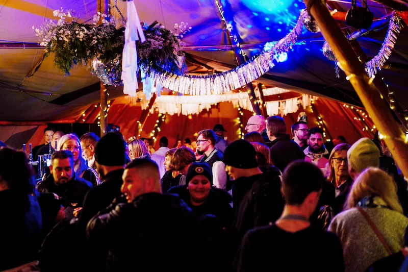 ❄️ Step out of the cold and into the cosy Nordic Bar!
Warm up with a delicious selection of hot and cold drinks, perfectly paired with tasty treats from the surrounding food outlets.

👉 Find out more: festivederby.co.uk/whats-on/festi…

#FestiveDerby2025
#Derby #WinterInDerby #DerbyDaysOut