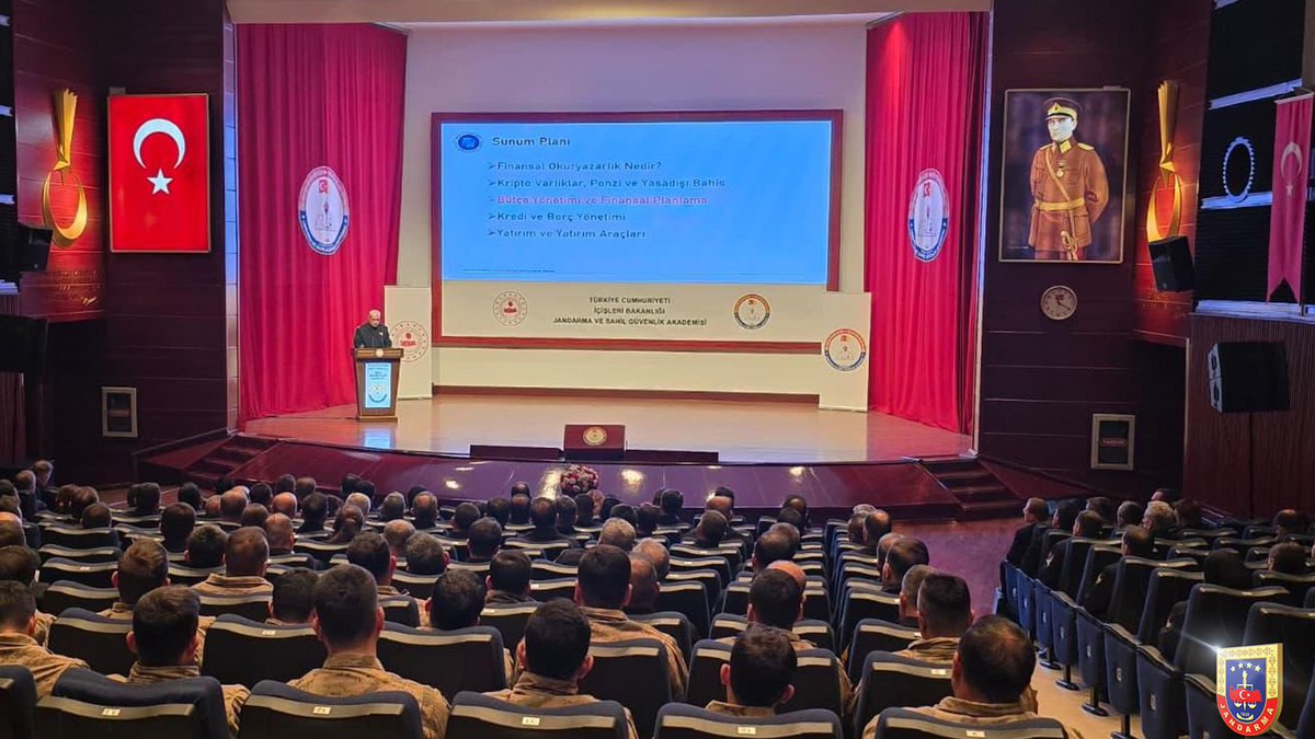 jandarma's tweet photo. Jandarma Kriminal Başkanlığı personelinin durumsal farkındalığının artırılması ve finansal okuryazarlık konusunda kendilerini geliştirebilmeleri maksadıyla, Jandarma Genel Komutanlığı ile Sermaye Piyasası Kurulu arasında yapılan İş Birliği Protokolü kapsamında, Mali Hizmetler Başkanlığı koordinesinde Sermaye Piyasası Kurulu yetkilileri ile birlikte “Finansal Okuryazarlık Eğitimi” icra edildi.

📍Ankara
🗓️24-25 Kasım 2025
