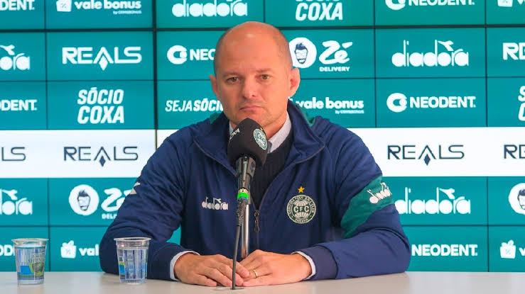 A quem interessar, William Thomas (diretor de futebol do Coritiba) estará ao vivo na rádio TMC Curitiba, a partir das 12h (via rádio 100,3 FM ou no YouTube deles).