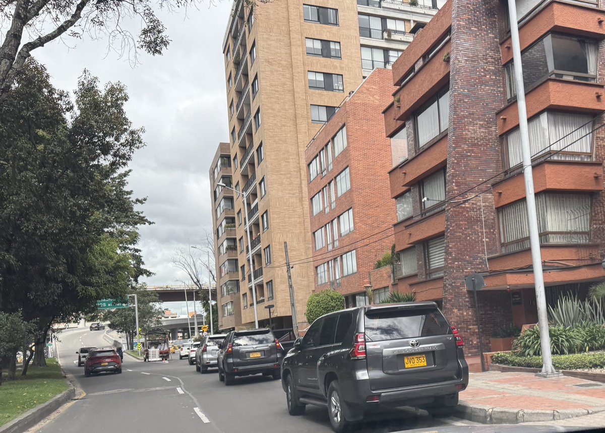 JD_Quinteror's tweet image. ¿Qué súper poderoso vive bajando por la 92 para tener más de 10 Toyotas mal parqueadas? ¡Ayuda para identificar a estos personajes! ¡Descarados! Creen que por tener carros blindados pueden parquearse donde quieran?  @SectorMovilidad