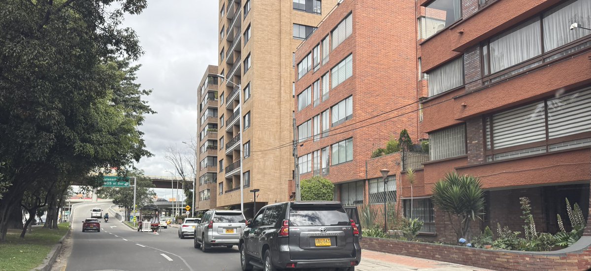 JD_Quinteror's tweet image. ¿Qué súper poderoso vive bajando por la 92 para tener más de 10 Toyotas mal parqueadas? ¡Ayuda para identificar a estos personajes! ¡Descarados! Creen que por tener carros blindados pueden parquearse donde quieran?  @SectorMovilidad