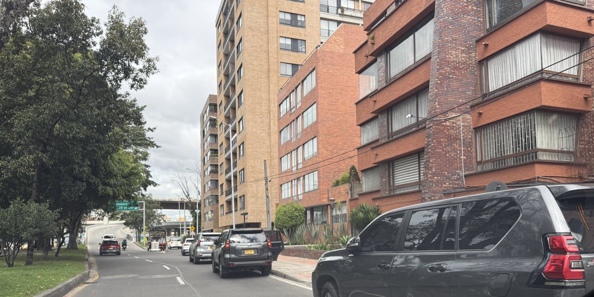 JD_Quinteror's tweet image. ¿Qué súper poderoso vive bajando por la 92 para tener más de 10 Toyotas mal parqueadas? ¡Ayuda para identificar a estos personajes! ¡Descarados! Creen que por tener carros blindados pueden parquearse donde quieran?  @SectorMovilidad