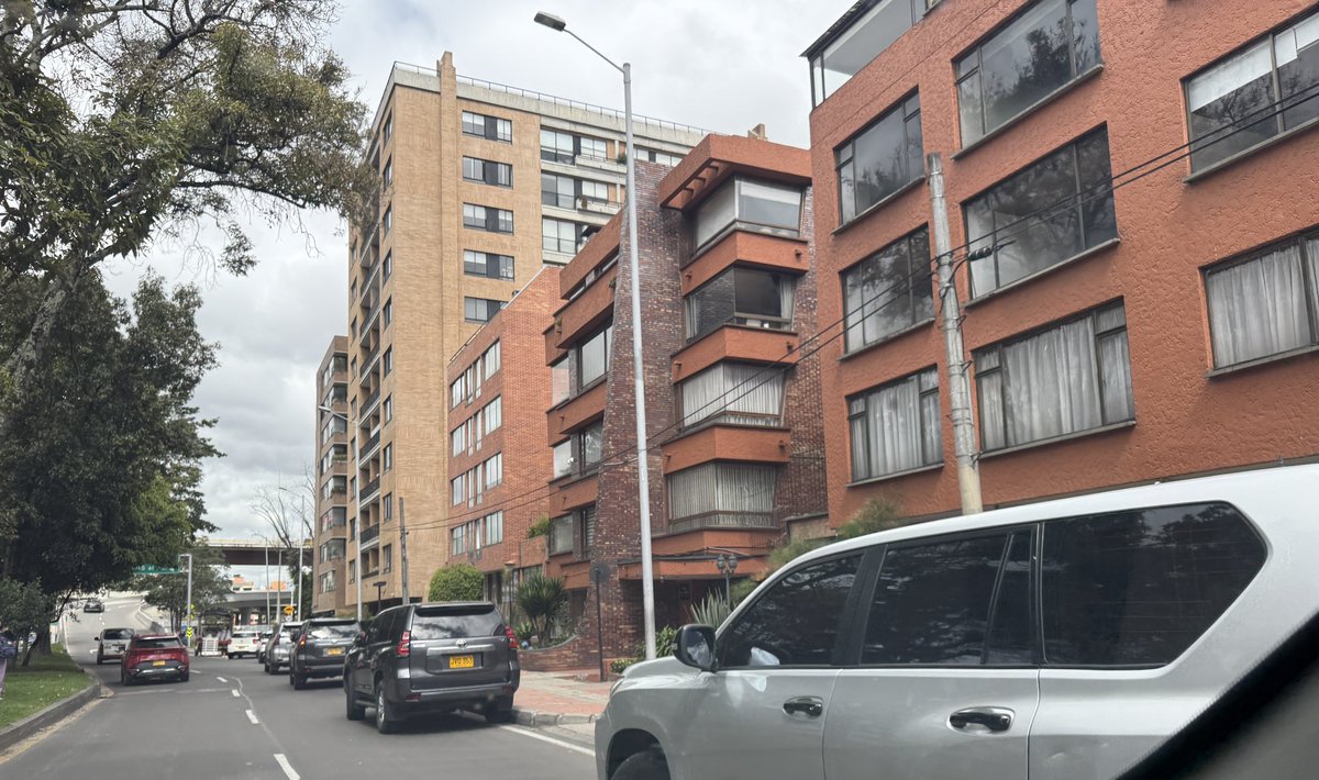 JD_Quinteror's tweet image. ¿Qué súper poderoso vive bajando por la 92 para tener más de 10 Toyotas mal parqueadas? ¡Ayuda para identificar a estos personajes! ¡Descarados! Creen que por tener carros blindados pueden parquearse donde quieran?  @SectorMovilidad