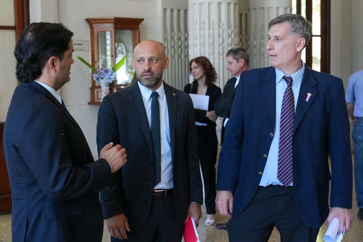 GustavoPuccini's tweet photo. BAJAS HISTÓRICAS DE IMPUESTOS EN SANTA FE

Presentamos los principales lineamientos de la nueva Ley Tributaria 2026, que incorpora las deducciones impositivas y bajas de alícuotas como Ingresos Brutos, una de las medidas más importantes en materia impositiva en los últimos años. un alivio real para la industria, el agro, el comercio y los servicios, con descuentos inéditos, actualizaciones por debajo de la inflación y beneficios concretos para quienes producen y generan empleo.

Junto a los ministros de Economía, @polivares3  y Trabajo, Empleo y Seguridad Social, @bascolococo  anunciamos una medida histórica: el campo, la industria, el comercio, los servicios, la construcción, el transporte y el hotelería podrán descontar del pago de Ingresos Brutos el salario de cada nuevo trabajador que incorporen.

Además, los sectores industrial, comercial y hotelero podrán deducir hasta un 30 % del tributo en concepto de lo que abonan de energía eléctrica sean usuarios de @epeoficial  o de cooperativas.

Desde el Gobierno liderado por el gobernador @maxipullaro  trabajamos en un esquema moderno, previsible y orientado a impulsar la actividad económica en toda la provincia, acompañando a los sectores que hacen crecer a Santa Fe.