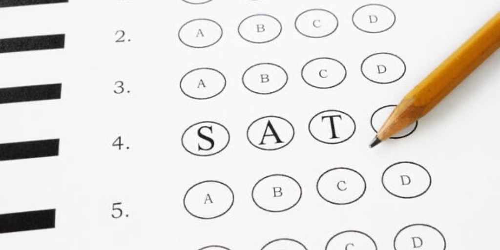 FairTestOffice's tweet photo. Please circulate this. Newer data that suggests that SATs "may suit Ivies", when subject to  omitted variables like family income and race, is a poorer predictor than HS grades. And colleges with public purpose certainly shouldn't require them. 
https://t.co/Xk7RiEzc20 https://t.co/HBfSOUH2Qe