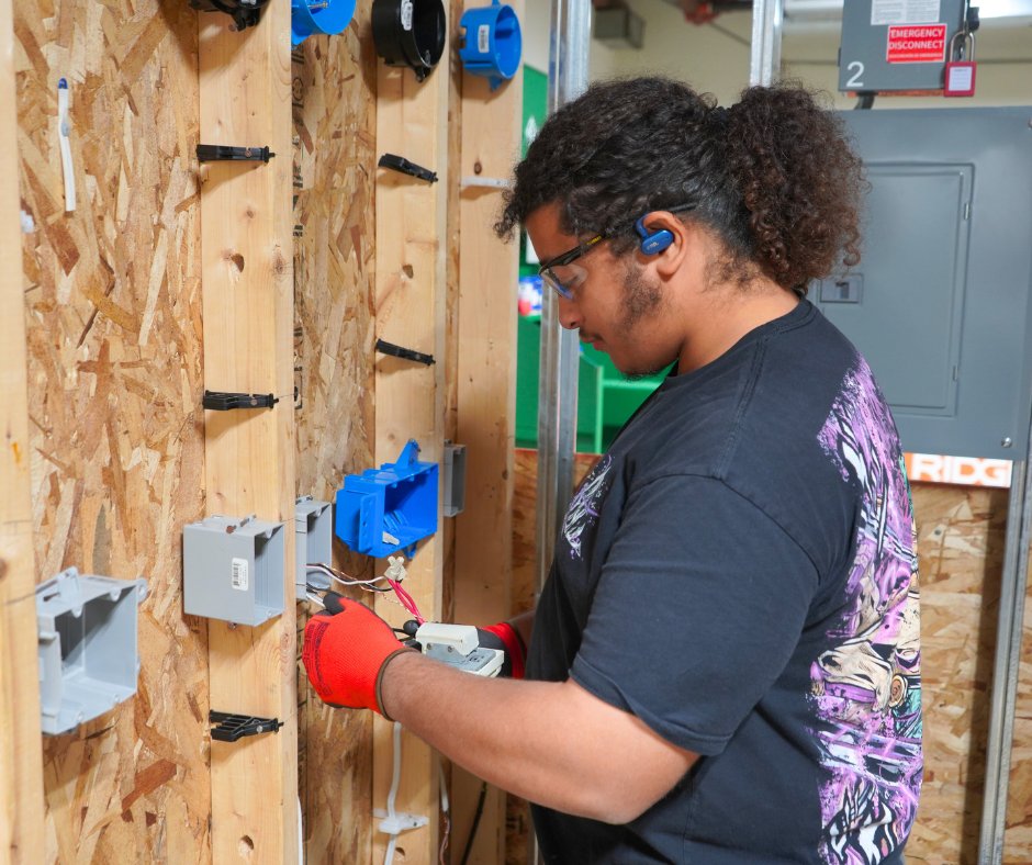 ThaddeusStevens's tweet image. #TSCT Electrical Construction &amp;amp; Maintenance Certificate Program for a behind-the-scenes look! ⚡ Students in this 9-month program gain the skills needed to launch careers as residential, commercial, or industrial electricians. Learn more or apply now: ow.ly/pkMy50XwzIq