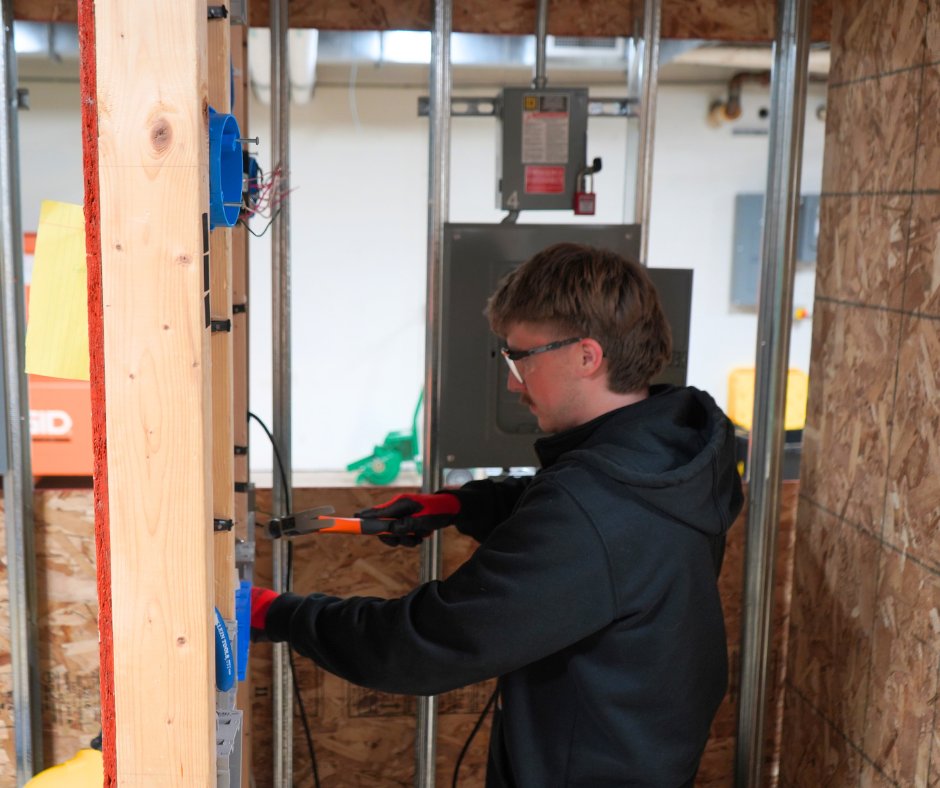 ThaddeusStevens's tweet image. #TSCT Electrical Construction &amp;amp; Maintenance Certificate Program for a behind-the-scenes look! ⚡ Students in this 9-month program gain the skills needed to launch careers as residential, commercial, or industrial electricians. Learn more or apply now: ow.ly/pkMy50XwzIq