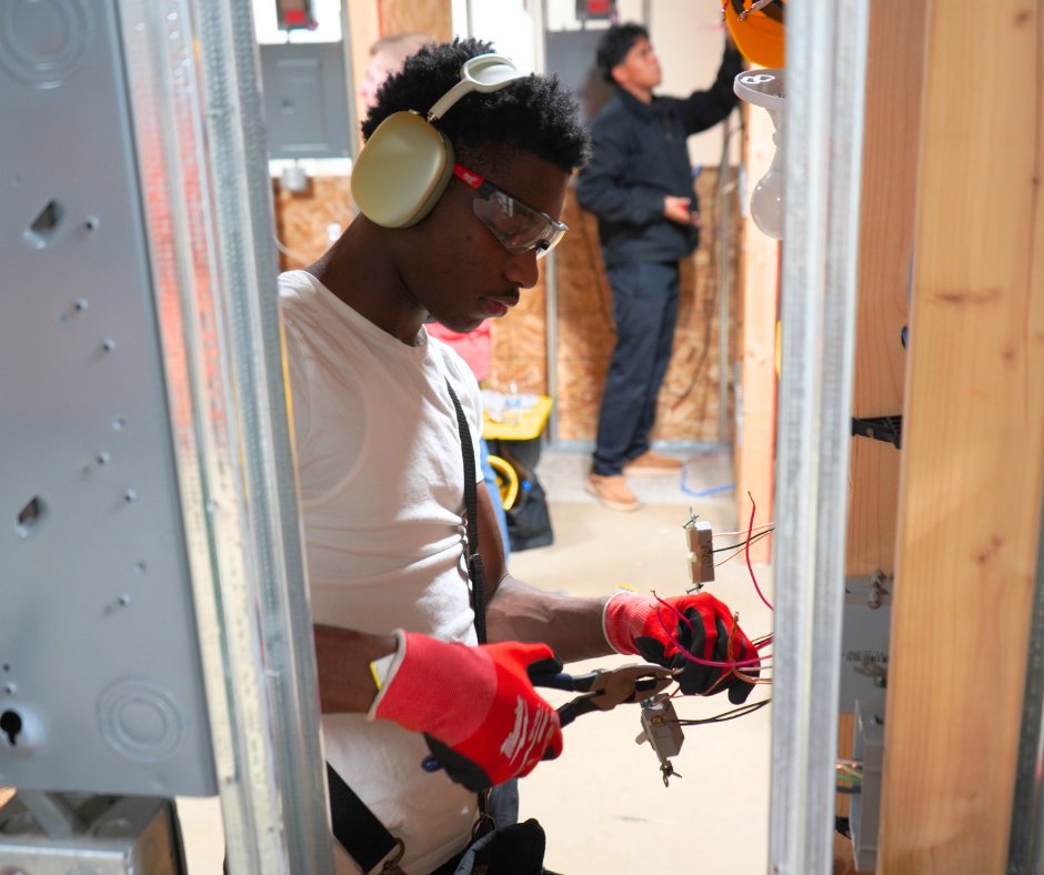 ThaddeusStevens's tweet image. #TSCT Electrical Construction &amp;amp; Maintenance Certificate Program for a behind-the-scenes look! ⚡ Students in this 9-month program gain the skills needed to launch careers as residential, commercial, or industrial electricians. Learn more or apply now: ow.ly/pkMy50XwzIq