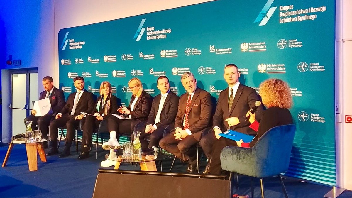 - Na samym #lotnisku CPK 🛫 zatrudnionych będzie ok. 5000 osób, a w sumie ze wszystkimi spółkami obsługującymi ruch lotniczy będzie to kilkanaście tysięcy osób, czyli około dwukrotnie więcej niż dzisiaj na Lotnisku Chopina – zaznaczył dr Filip #Czernicki.

Prezes spółki CPK