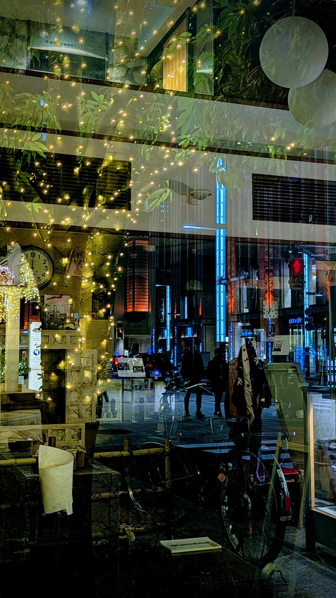 shio_enrich's tweet image. 海老屋美術店
#reflection #yuito
#streetphotography
#日本橋フォトコンテスト