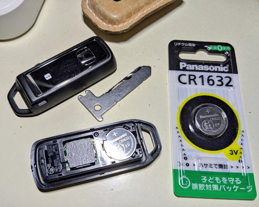 4x1h1UCXKBYG9sc's tweet image. ＃スマートキーの電池交換 やってみたよ。
″ ケースが開けにくいので どんどん傷が増えていく ″…って声もあるけど、内蔵キーの根元部分でこじ開ければ工具やコインの準備不要で簡単に出来ます。
ポイントは傷防止に布をかませること。😊
５分も掛からないので、自分でするのオススメ♪