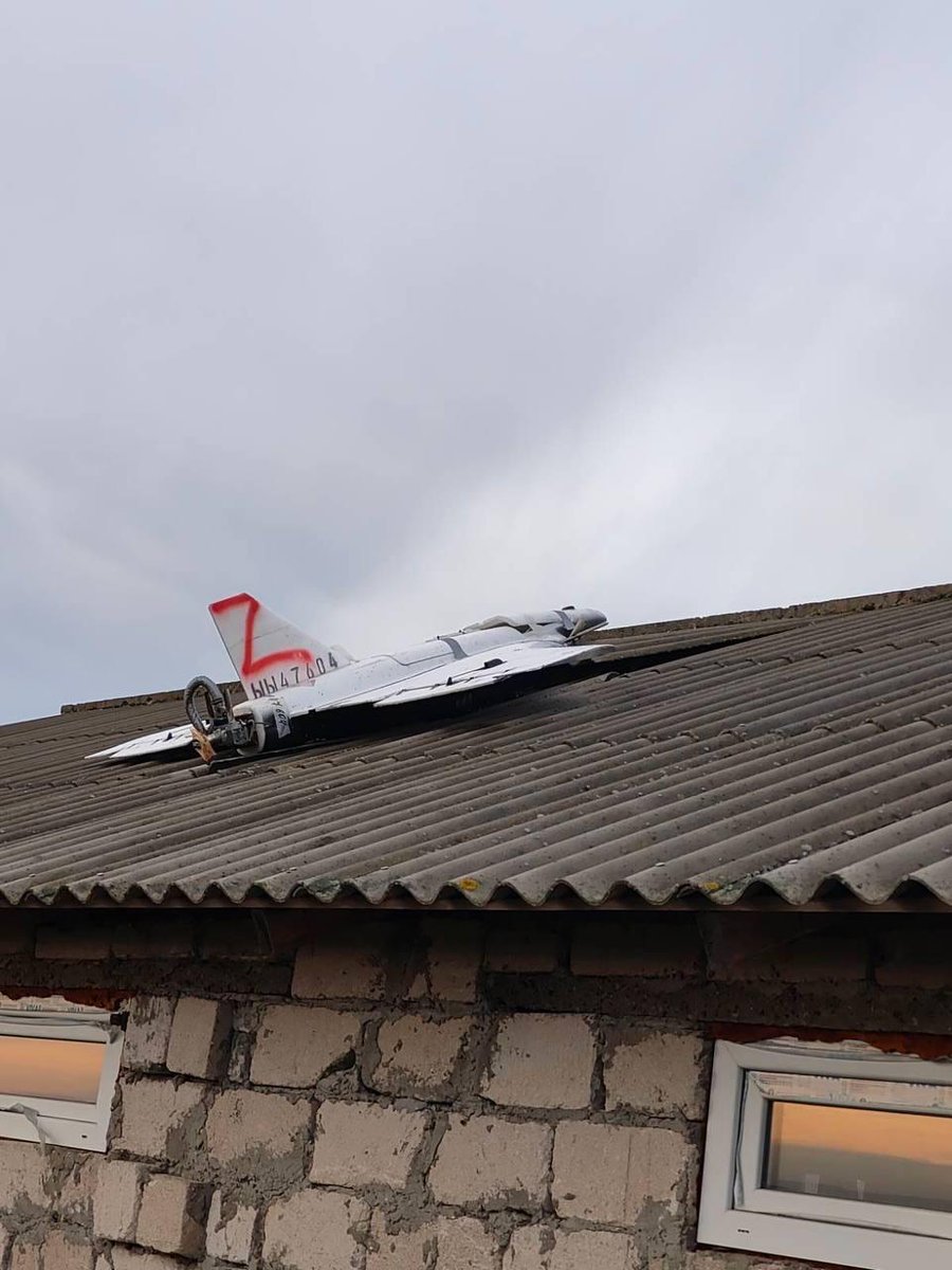 Moldovan media are making fun of the Ukrainian Armed Forces, who carefully placed the Z-drone on the roof of a house in the border village of Nizhni Kuguresti. Trying to pass it off as a Russian attack on #Moldova
The Ukrainians assembled the UAV from the remnants of the #Gerbera