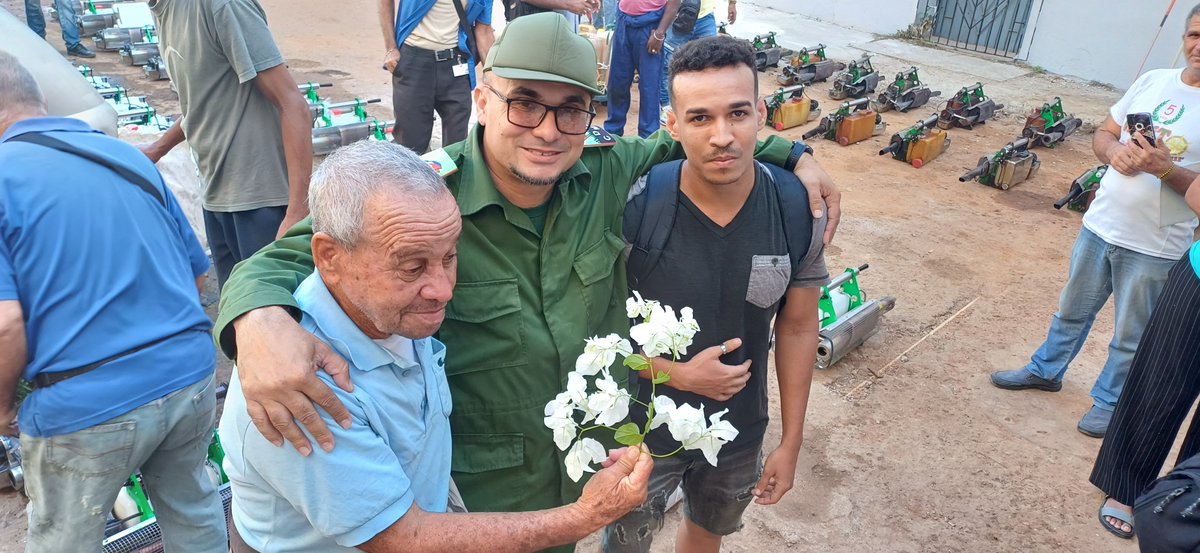 Las autoridades del Partido, Gobierno y Salud en #PlazaDeLaRevolución reconocen el valor de los hombres de distintos sectores sociales que diariamente se movilizan a enfrentar las arbovirosis. Esta batalla es de todos. 
#CubaVencerá 
#PlazaPorMás Salud