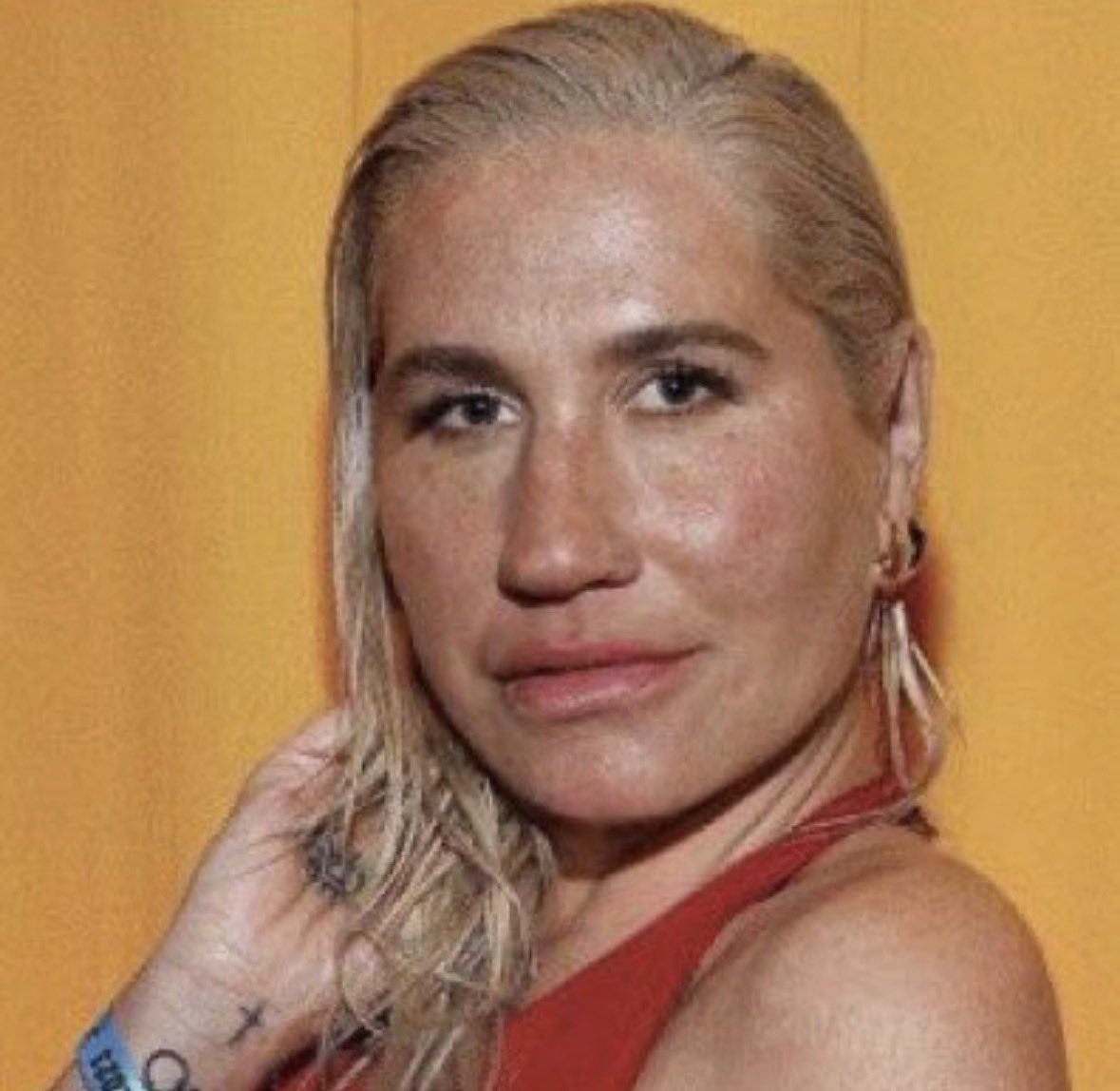 QueOrocha's tweet image. Agora, uma coisa de rico:

Ter avos que terminaram a escola

Coisa de milionário:

Ter avos que têm ENSINO SUPERIOR