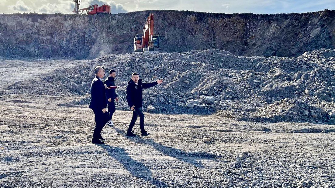 Gönen Sera Organize Tarım Bölgesinde modern ve verimli bir üretim için altyapı çalışmaları planlı bir şekilde devam ediyor.

Yönetim Kurulu Başkan Vekili, İl Tarım ve Orman Müdürü Dr. Hüseyin Düzgün, proje alanında devam eden, yol, parsel ve istinat duvarı çalışmalarını yerinde