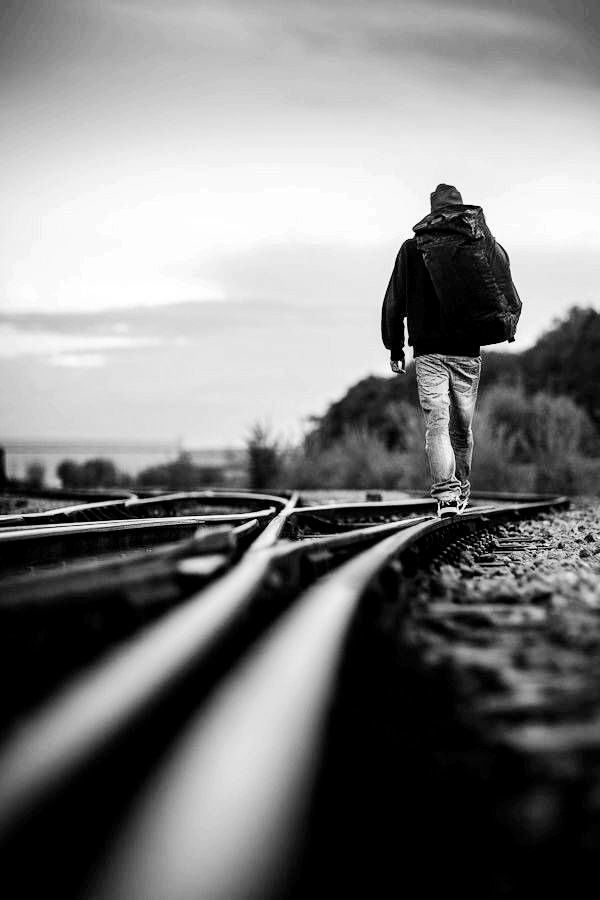 «ولأنه كُتب علينا…
أن نعيش هكذا مُعلَّقين في منتصف الأشياء كلّها…
لا نحب ما يحدث، ولا يحدث ما نحب…» ✨😌👌