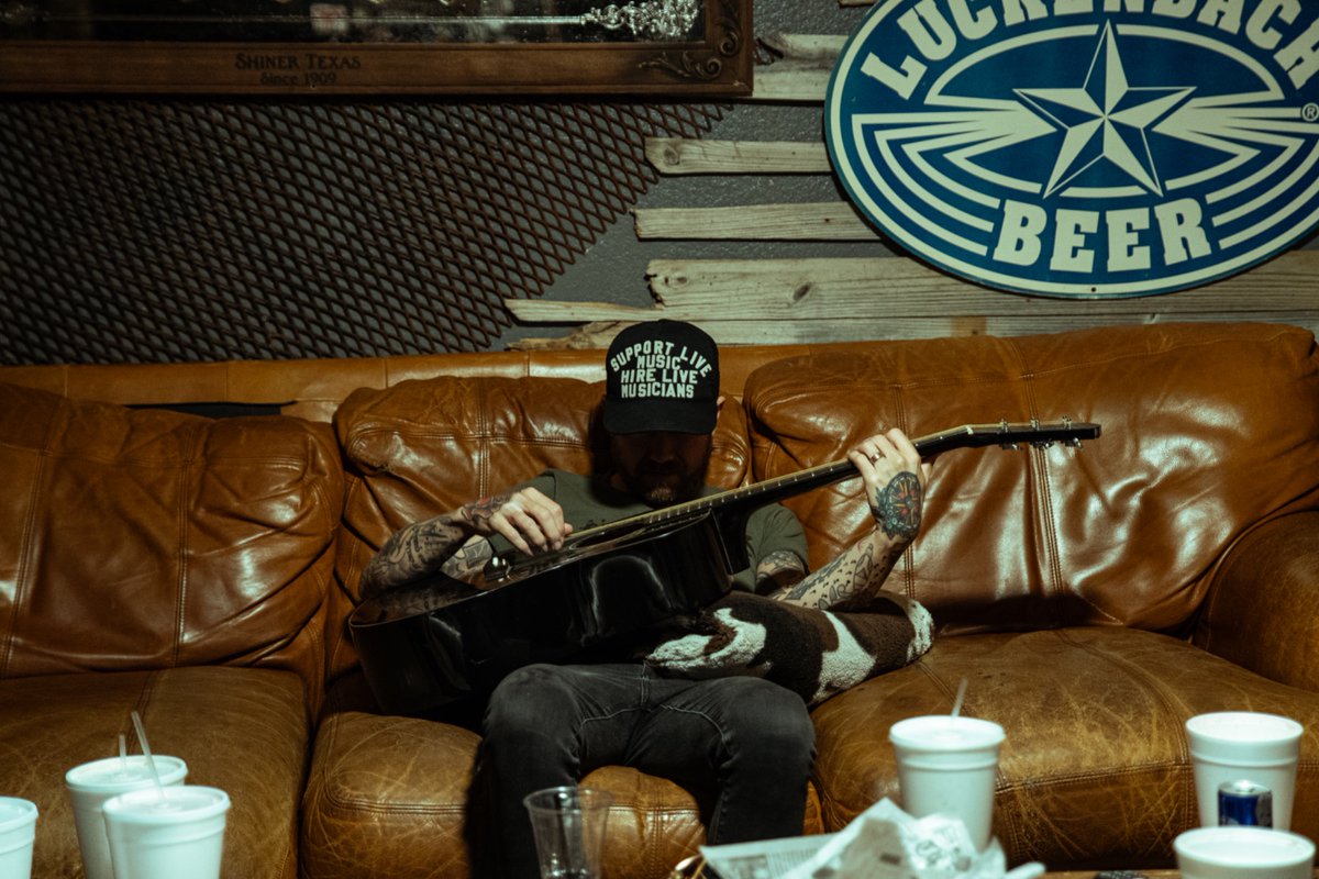 I’ll be swapping songs with Cody Cresswell and Brayden Stewart tonight for a pre-Thanksgiving event at Sweetwater Grill. Meet us there at 7:00!

Photo by Faith Merchant
.
.
.
#brandoncallies #singersongwriter #indieinfusedamericana #altfolk #yallternative