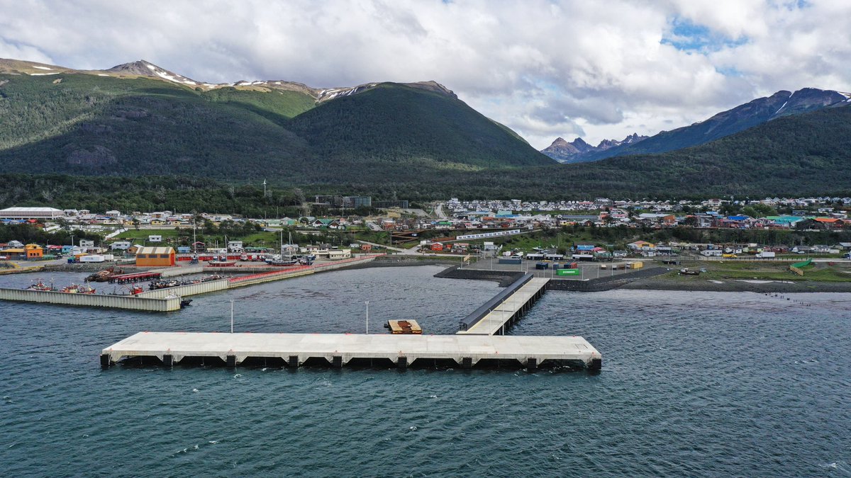 GabrielBoric's tweet photo. Puerto Williams es la ciudad más austral del mundo, clave para la proyección de nuestra soberanía antártica. Por eso, estamos muy contentos de estar dando inicio a la etapa II de las obras del futuro Muelle Multipropósito, un proyecto estratégico que le dará a esta ciudad y sus alrededores la infraestructura portuaria que necesita para aprovechar al máximo su potencial turístico y científico y así poder recibir a los grandes cruceros y buques científicos que transitan con mayor frecuencia por el Canal Beagle con destino a la Antártica. 

Cuando desarrollamos una región aislada como esta, estamos desarrollando Chile entero. Y de eso, como Presidente de la República, me siento profundamente orgulloso.