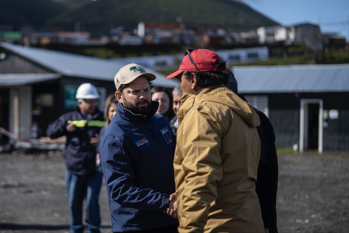 GabrielBoric's tweet photo. Puerto Williams es la ciudad más austral del mundo, clave para la proyección de nuestra soberanía antártica. Por eso, estamos muy contentos de estar dando inicio a la etapa II de las obras del futuro Muelle Multipropósito, un proyecto estratégico que le dará a esta ciudad y sus alrededores la infraestructura portuaria que necesita para aprovechar al máximo su potencial turístico y científico y así poder recibir a los grandes cruceros y buques científicos que transitan con mayor frecuencia por el Canal Beagle con destino a la Antártica. 

Cuando desarrollamos una región aislada como esta, estamos desarrollando Chile entero. Y de eso, como Presidente de la República, me siento profundamente orgulloso.