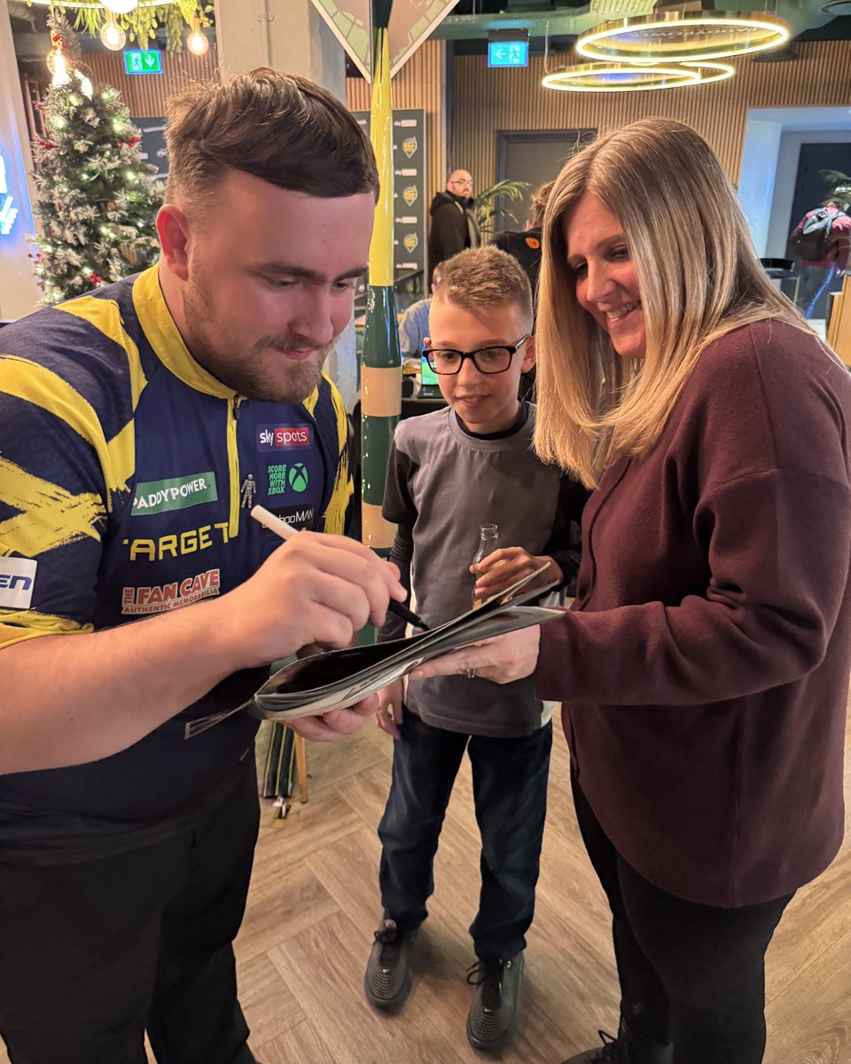 LukeTheNuke180's tweet image. When I read Josh’s story it massively inspired me. after spending a lot of time in and out of hospital with viral meningitis it was darts that played a big part in his recovery. loved getting to meet him and excited to see him out on tour one day🫡❤️