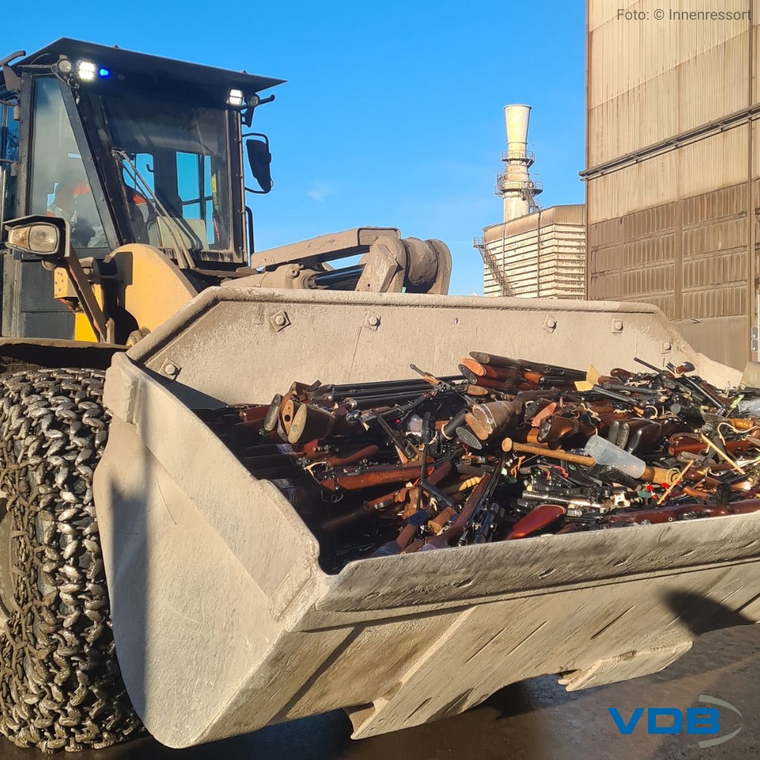 VDBVerband's tweet image. „Niemand braucht sowas zu Hause, Waffen sind keine Sammelobjekte.“ – so sieht es zumindest Bremens Innensenator Ulrich Mäurer (SPD).

Kurz bevor er sein Amt aus Altersgründen abgibt, machte er seinem Ruf als Waffengegner noch einmal alle Ehre und ließ am 20. November 2025 über…