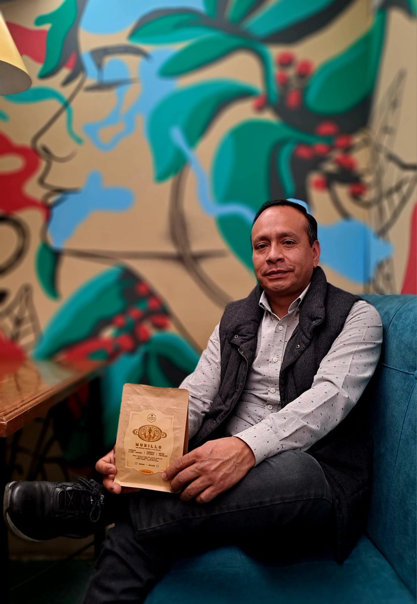 ePC_UCB's tweet image. 🌟 Orgullo ePC
Nuestro graduado Walsim Gutiérrez Arana ganó el 1er lugar en Best of Bolivia 2025 con un café Geisha subastado a USD 86 por libra.
Emprendedor detrás de PURA MIEL y Caffeto Miel

#OrgulloEPC #BestOfBolivia